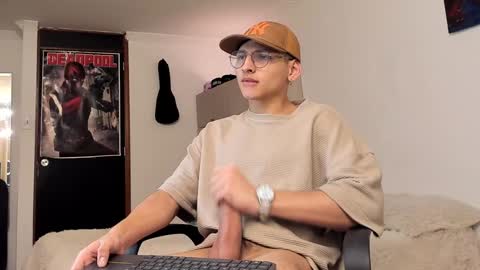 Snapshot of a_lejandro_08 chatting on December 24, 2024, 6:44 am alejo online show from December 24, 2024, 6:44 am