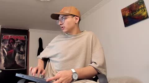 Snapshot of a_lejandro_08 chatting on December 25, 2024, 3:50 am alejo online show from December 25, 2024, 3:50 am