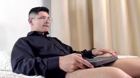 Snapshot of a_lejandro_08 chatting on February 8, 2025, 9:35 am alejo online show from February 8, 2025, 9:35 am