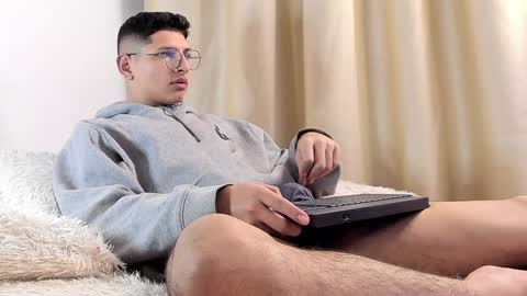 Snapshot of a_lejandro_08 chatting on February 9, 2025, 3:11 am alejo online show from February 9, 2025, 3:11 am