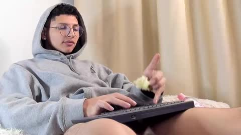 Snapshot of a_lejandro_08 chatting on February 9, 2025, 9:16 am alejo online show from February 9, 2025, 9:16 am