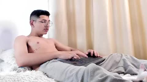 Snapshot of a_lejandro_08 chatting on February 10, 2025, 3:21 pm alejo online show from February 10, 2025, 3:21 pm