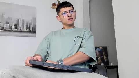Snapshot of a_lejandro_08 chatting on March 7, 2025, 6:46 am alejo online show from March 7, 2025, 6:46 am