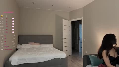 Snapshot of a_p_p_l_e chatting on November 9, 2025, 12:58 pm Mila and Jess online show from November 9, 2025, 12:58 pm