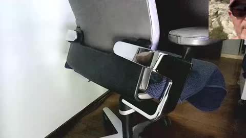 Snapshot of aaron1_show chatting on March 5, 2025, 5:50 pm Aaron online show from March 5, 2025, 5:50 pm