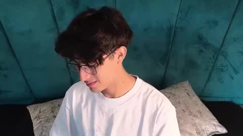 Aaron Ezequiel online show from May 9, 2026, 2:11 pm