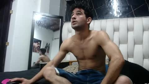 aaron_jones_1 online show from May 1, 2026, 5:45 am