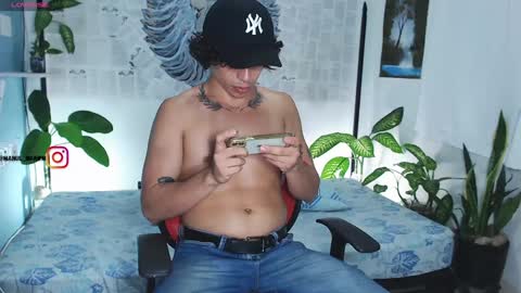 Snapshot of aaron_manuel chatting on December 12, 2024, 10:20 pm Manul online show from December 12, 2024, 10:20 pm