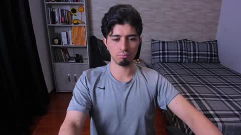 Snapshot of aaron_paul_ chatting on December 22, 2025, 11:02 pm Aaron online show from December 22, 2025, 11:02 pm