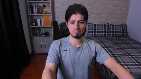 Snapshot of aaron_paul_ chatting on January 5, 2026, 8:01 pm Aaron online show from January 5, 2026, 8:01 pm