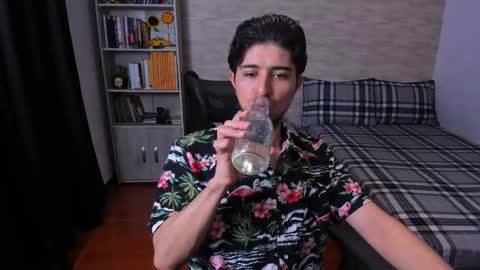 Snapshot of aaron_paul_ chatting on January 6, 2026, 7:39 pm Aaron online show from January 6, 2026, 7:39 pm