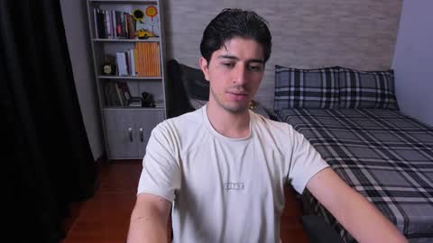 Snapshot of aaron_paul_ chatting on January 8, 2026, 8:55 pm Aaron online show from January 8, 2026, 8:55 pm