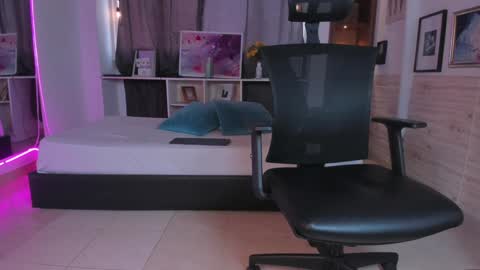 Snapshot of aaron_whitee chatting on December 23, 2024, 9:51 pm Aaron online show from December 23, 2024, 9:51 pm