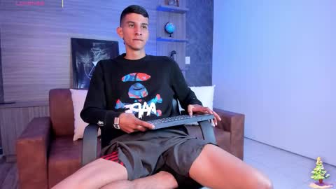 Snapshot of aaron_whitee chatting on December 17, 2025, 11:38 am Aaron online show from December 17, 2025, 11:38 am