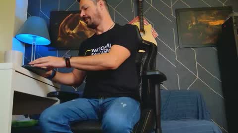 Snapshot of aaronbomer chatting on October 14, 2025, 6:25 am Aaron online show from October 14, 2025, 6:25 am