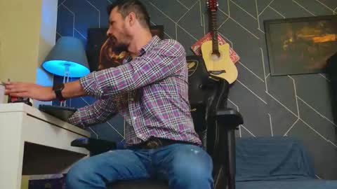 Snapshot of aaronbomer chatting on October 20, 2025, 4:13 am Aaron online show from October 20, 2025, 4:13 am