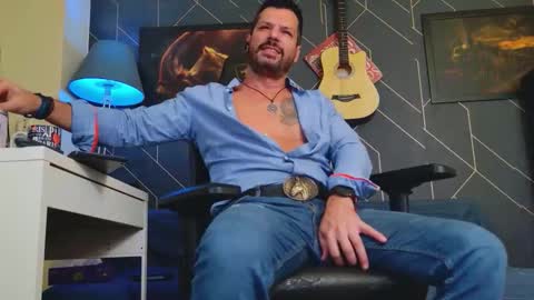 Snapshot of aaronbomer chatting on October 21, 2025, 2:01 am Aaron online show from October 21, 2025, 2:01 am