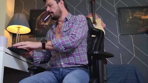 Snapshot of aaronbomer chatting on November 14, 2025, 4:33 am Aaron online show from November 14, 2025, 4:33 am