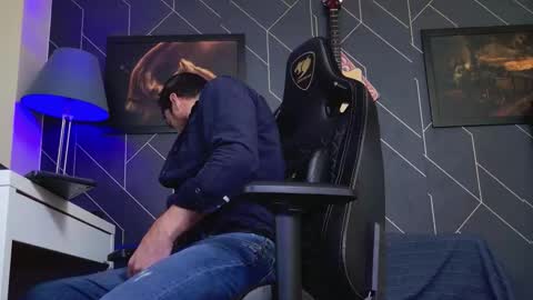 Snapshot of aaronbomer chatting on November 19, 2025, 8:14 am Aaron online show from November 19, 2025, 8:14 am