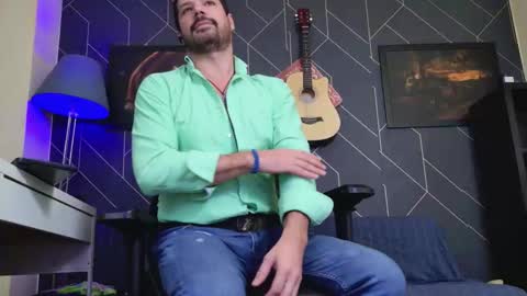 Snapshot of aaronbomer chatting on November 28, 2025, 5:32 am Aaron online show from November 28, 2025, 5:32 am