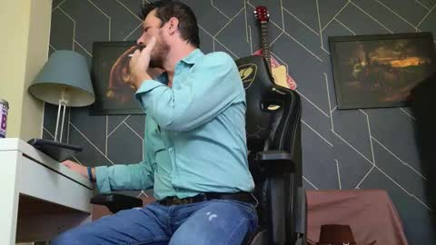 Snapshot of aaronbomer chatting on December 3, 2025, 8:00 am Aaron online show from December 3, 2025, 8:00 am