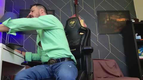 Snapshot of aaronbomer chatting on December 5, 2025, 5:49 am Aaron online show from December 5, 2025, 5:49 am