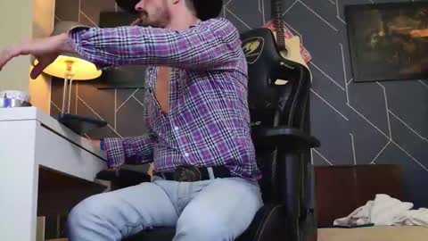 Snapshot of aaronbomer chatting on December 13, 2025, 7:53 pm Aaron online show from December 13, 2025, 7:53 pm