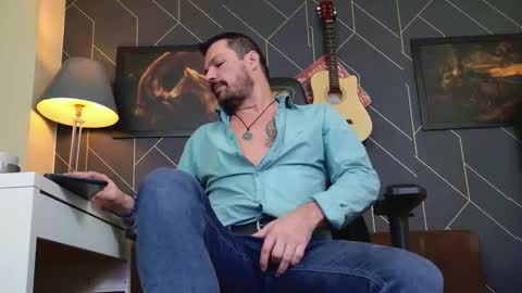 Snapshot of aaronbomer chatting on December 18, 2025, 7:03 am Aaron online show from December 18, 2025, 7:03 am