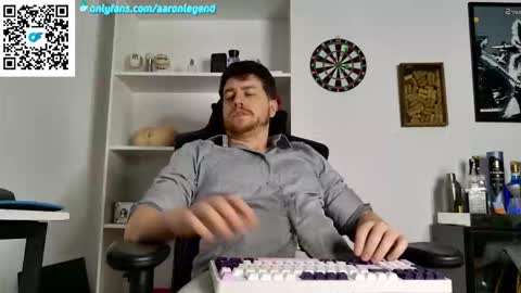 Snapshot of aaronlegend chatting on November 5, 2025, 9:15 pm Aaron online show from November 5, 2025, 9:15 pm