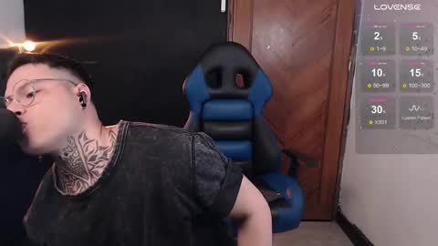 Snapshot of aaronsmith2_ chatting on February 19, 2025, 12:03 am aaronsmith2_ online show from February 19, 2025, 12:03 am