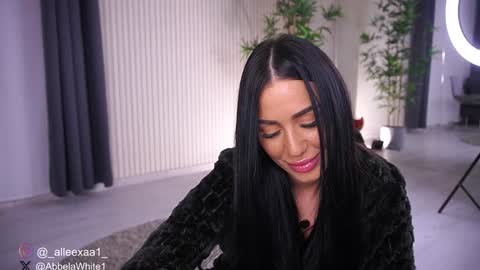 Snapshot of abbela_white chatting on January 18, 2025, 9:24 am Alexa online show from January 18, 2025, 9:24 am