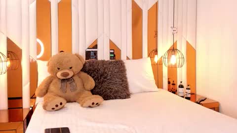 abril_cooper11 online show from December 2, 2025, 8:26 pm