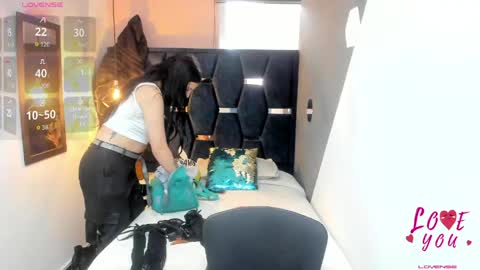 Abril Fox online show from May 27, 2026, 8:28 pm