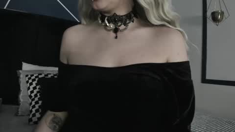 Snapshot of adeelinee chatting on February 10, 2025, 7:49 pm Ade online show from February 10, 2025, 7:49 pm
