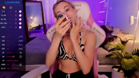 Snapshot of adeleroberts chatting on June 9, 2026, 2:01 am Adele online show from June 9, 2026, 2:01 am