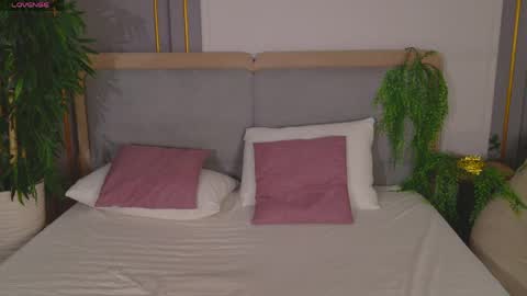 adoracortes online show from April 13, 2026, 5:02 am