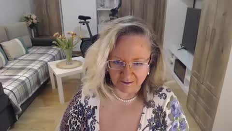 Cryna online show from March 9, 2025, 3:38 pm