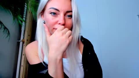 Adriana online show from September 12, 2025, 1:11 pm