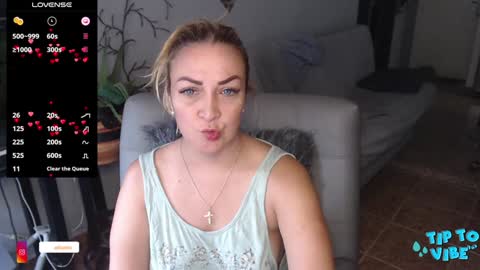 Snapshot of adrianapdes chatting on January 21, 2025, 1:00 pm Adriana Paredes  online show from January 21, 2025, 1:00 pm