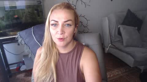 Snapshot of adrianapdes chatting on January 28, 2025, 12:43 pm Adriana Paredes  online show from January 28, 2025, 12:43 pm