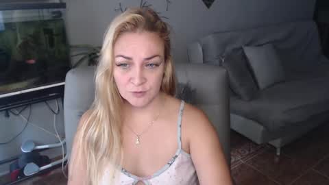 Snapshot of adrianapdes chatting on February 17, 2025, 12:59 pm Adriana Paredes  online show from February 17, 2025, 12:59 pm