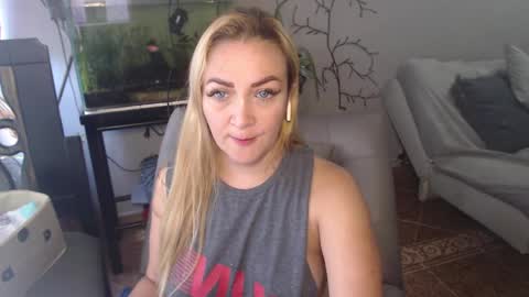 Snapshot of adrianapdes chatting on March 8, 2025, 12:09 pm Adriana Paredes  online show from March 8, 2025, 12:09 pm