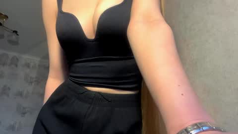 Snapshot of adriannemuldowney chatting on April 10, 2026, 2:33 pm Caroline online show from April 10, 2026, 2:33 pm