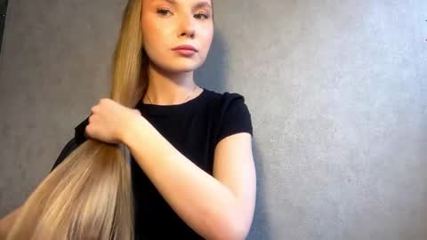 Snapshot of adriannemuldowney chatting on April 19, 2026, 2:27 pm Caroline online show from April 19, 2026, 2:27 pm