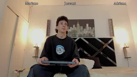 Snapshot of adriano_bigcock chatting on October 22, 2025, 5:08 am Adrian online show from October 22, 2025, 5:08 am