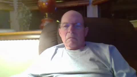 aguynrkfrd online show from December 14, 2025, 9:47 am