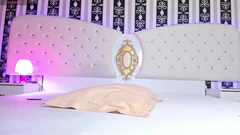 aidasina online show from October 4, 2025, 7:01 pm