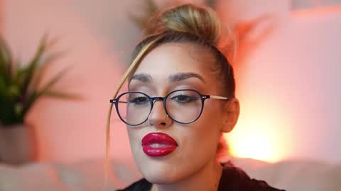 Snapshot of aileenaxa chatting on October 20, 2025, 6:52 pm Aileen online show from October 20, 2025, 6:52 pm