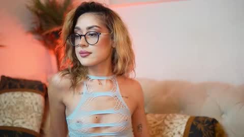 Snapshot of aileenaxa chatting on December 4, 2025, 8:39 pm Aileen online show from December 4, 2025, 8:39 pm