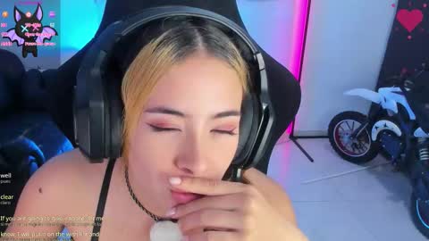 aishelyng20 online show from October 24, 2025, 6:43 am